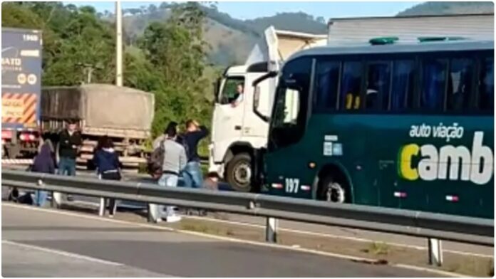 Ônibus bate na traseira de carreta na BR-381 e deixa 11 pessoas feridas próximo à Cambuí