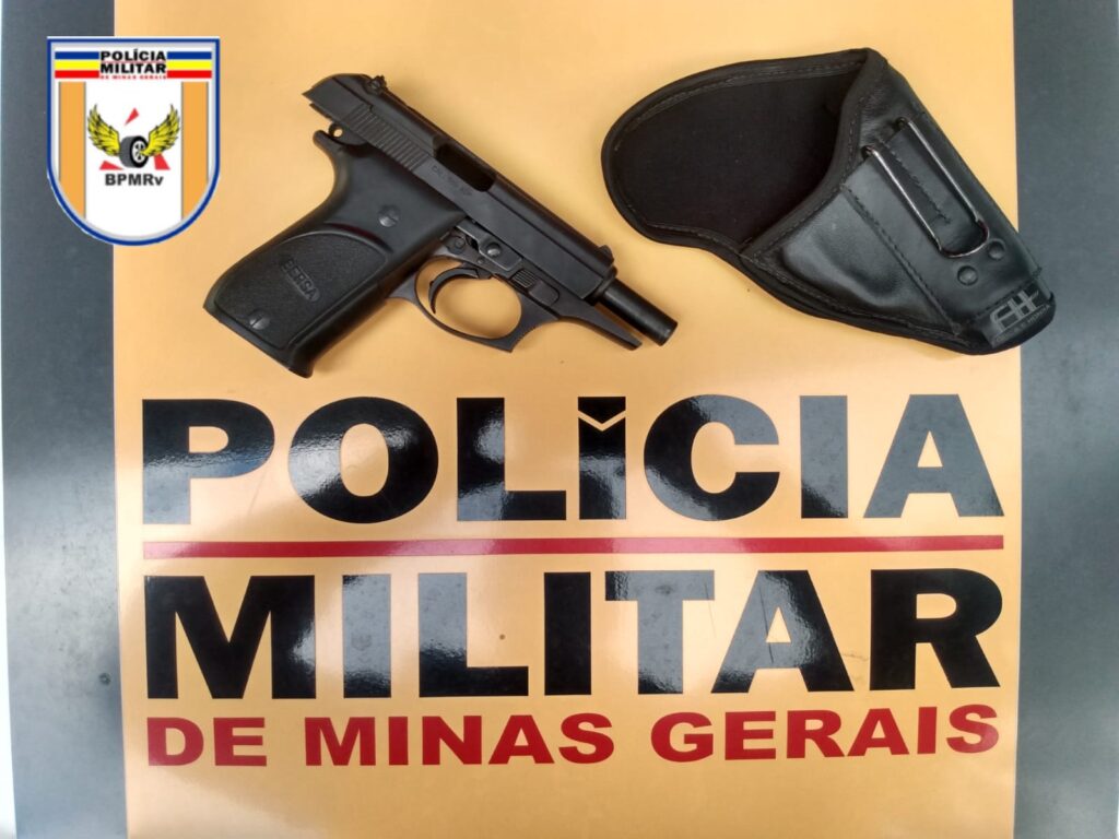 Arma de fogo apreendida pela Polícia Militar Rodoviária na MG-290 em Ouro Fino.