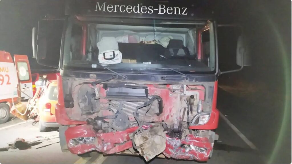 Acidente caminhão Mercedes-Benz