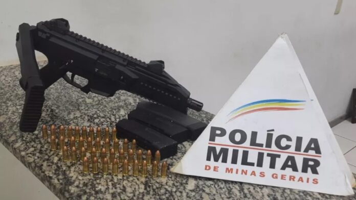 Submetralhadora de fabricação Tcheca e munições são apreendidos pela Polícia Militar.