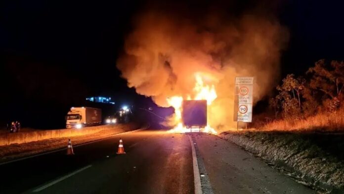 Caminhão com 20 toneladas de ração pega fogo na Fernão Dias