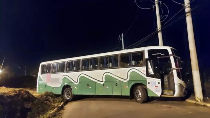Homem surtado é preso após invadir garagem e furtar ônibus em Itajubá