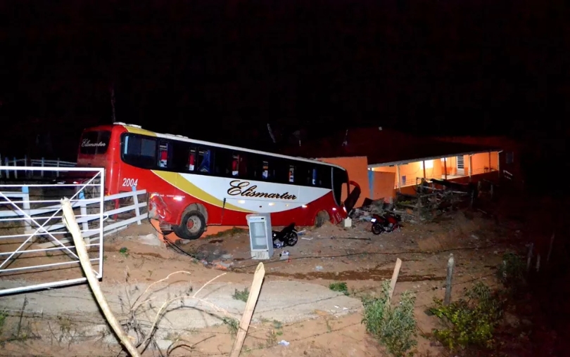 Ônibus clandestino invade casa na MGC-383 e deixa pelo menos 09 pessoas feridas
